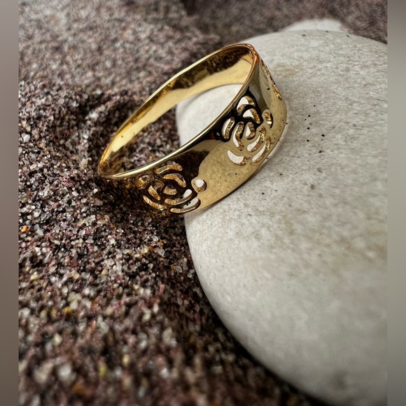 Camelia flower ring - size 7 - Picture 3 of 4